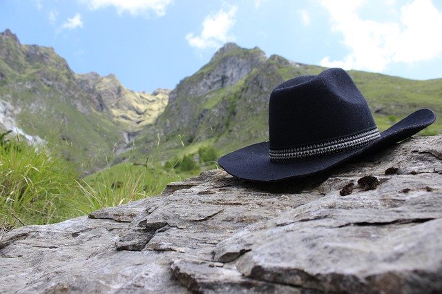 Muat turun percuma templat foto percuma Wild West Hat Mountains untuk diedit dengan editor imej dalam talian GIMP