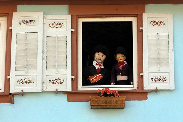 Descărcare gratuită Window Alsace Doll - fotografie sau imagini gratuite pentru a fi editate cu editorul de imagini online GIMP