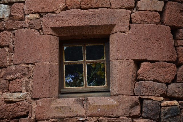 Muat turun percuma Window Flowers Red Wall - foto atau gambar percuma untuk diedit dengan editor imej dalam talian GIMP