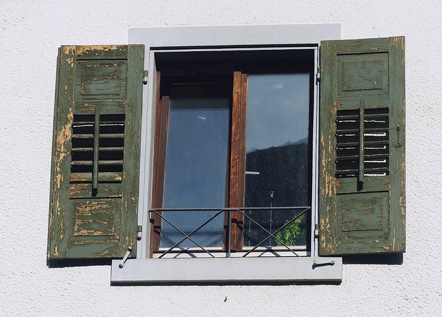 Unduh gratis Window Shutters House - foto atau gambar gratis untuk diedit dengan editor gambar online GIMP