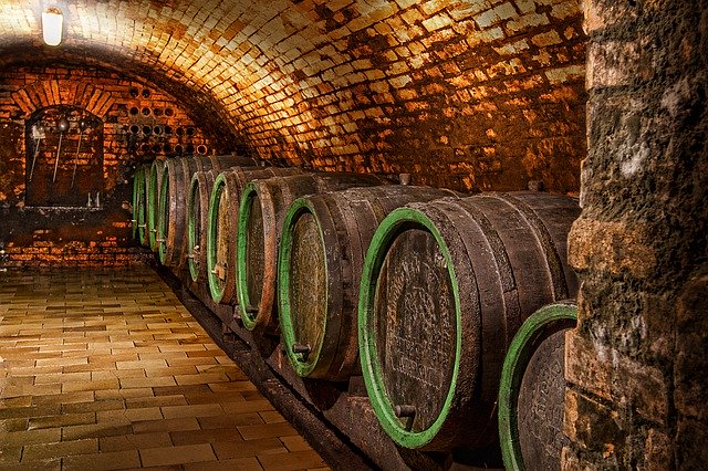 Descarga gratuita Wine Barrel Cellar: foto o imagen gratuita para editar con el editor de imágenes en línea GIMP