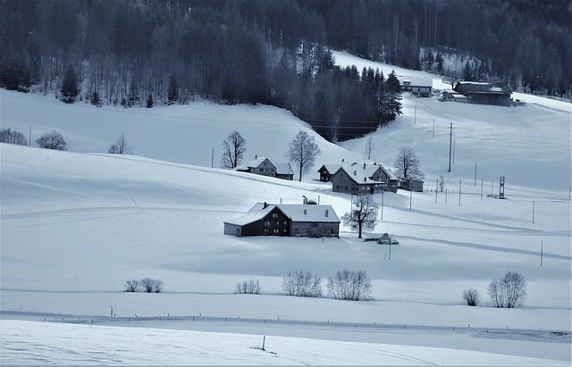 Scarica gratuitamente l'immagine gratuita dell'alba del villaggio di cottage in collina invernale da modificare con l'editor di immagini online gratuito GIMP