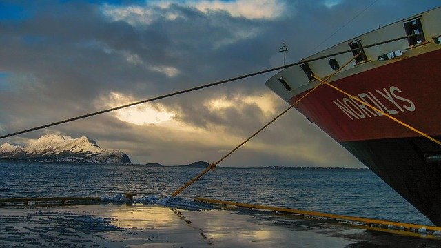 Muat turun percuma templat foto percuma Winter Piers Mirroring untuk diedit dengan editor imej dalam talian GIMP