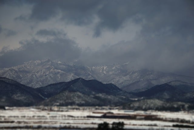 Unduh gratis musim dingin salju alam pegunungan kabut gambar gratis untuk diedit dengan editor gambar online gratis GIMP