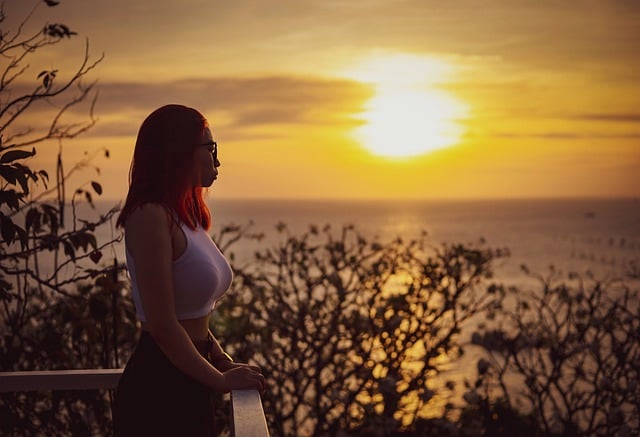 Kostenloser Download einer Frau, Balkon, Sonnenuntergang, Horizont, Meer, kostenloses Bild zur Bearbeitung mit dem kostenlosen Online-Bildeditor GIMP