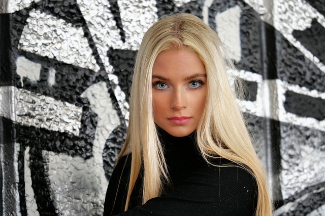 Bezpłatne pobieranie kobiety blondynka piękna modelka stanowi darmowe zdjęcie do edycji za pomocą bezpłatnego edytora obrazów online GIMP