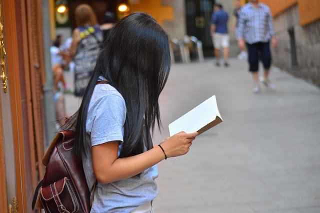 Bezpłatne pobieranie Woman Book Street - bezpłatne zdjęcie lub obraz do edycji za pomocą internetowego edytora obrazów GIMP