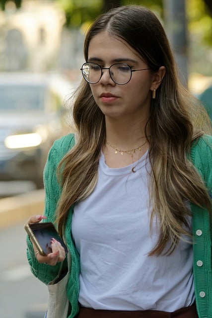 Безкоштовно завантажте зображення жінки в повсякденних окулярах, довге волосся, яке можна редагувати за допомогою безкоштовного онлайн-редактора зображень GIMP