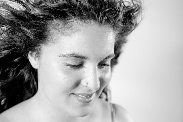 Modelo de rosto de mulher com download gratuito é uma imagem gratuita com visão do vento a ser editada com o editor de imagens on-line gratuito do GIMP