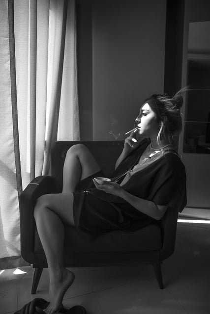 Download gratuito di donna faccia fumo che fuma immagine femminile gratuita da modificare con l'editor di immagini online gratuito di GIMP