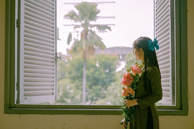 Free download woman flowers bouquet model aodai free picture to be edited with GIMP free online image editor