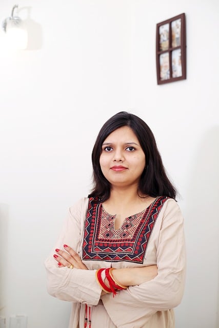 Download gratuito di donna indiana ragazza posa foto gratis da modificare con l'editor di immagini online gratuito di GIMP