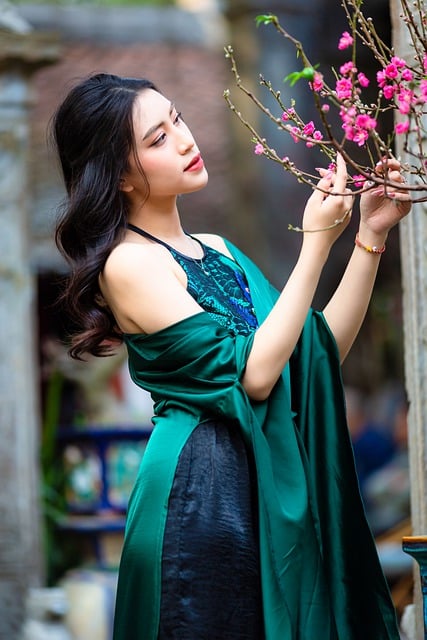 Free download woman model flowers fashion free picture to be edited with GIMP free online image editor