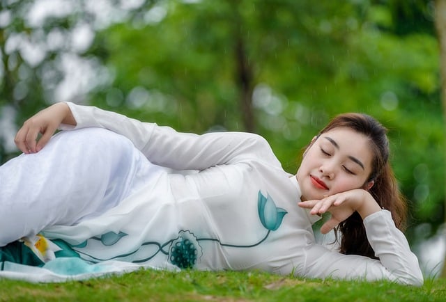 Free download woman model picnic fashion style free picture to be edited with GIMP free online image editor