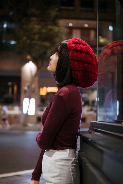 قم بتنزيل صورة مجانية لامرأة نموذجية في الشارع ليلة الثلج لتحريرها باستخدام محرر الصور المجاني عبر الإنترنت GIMP