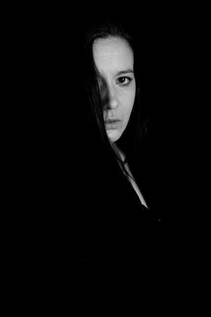 Descarga gratis la imagen gratuita de retrato misterioso de mujer para editar con el editor de imágenes en línea gratuito GIMP