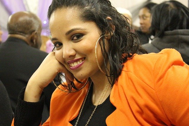 Gratis download Woman Orange Earrings - gratis foto of afbeelding om te bewerken met GIMP online afbeeldingseditor