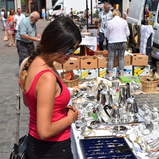 Bezpłatne pobieranie Woman People Jumble Sale - bezpłatne zdjęcie lub obraz do edycji za pomocą internetowego edytora obrazów GIMP