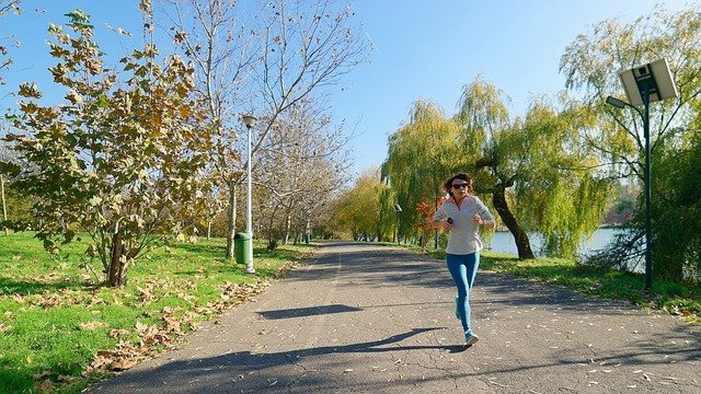 Bezpłatne pobieranie kobiety biegającej w parku jesienna aktywność darmowe zdjęcie do edycji za pomocą bezpłatnego internetowego edytora obrazów GIMP