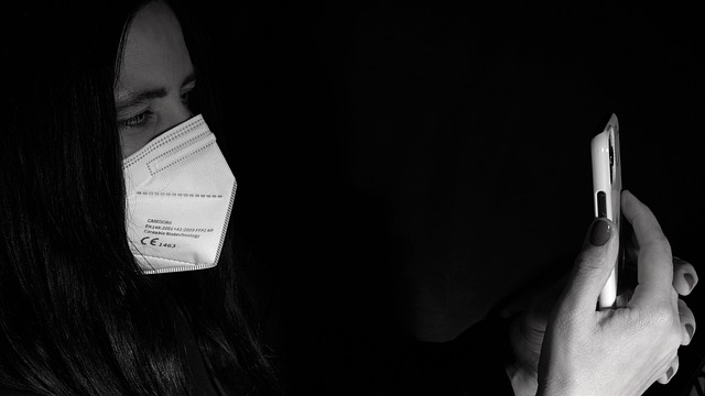 Free download woman selfie ffp2 mask smartphone free picture to be edited with GIMP free online image editor
