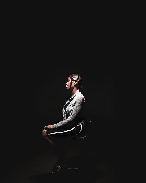 椅子に座っている女性の肖像画を無料でダウンロードして、GIMPで編集する無料のオンライン画像エディター