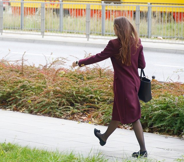 Darmowe pobieranie kobieta chodnik ulica miejski darmowy obraz do edycji za pomocą bezpłatnego internetowego edytora obrazów GIMP