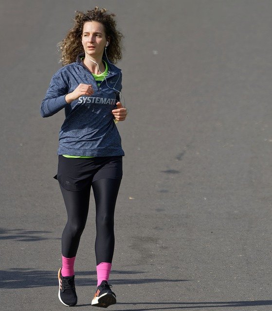 Descărcare gratuită poză femeie tânără care alergă fitness pentru a fi editată cu editorul de imagini online gratuit GIMP
