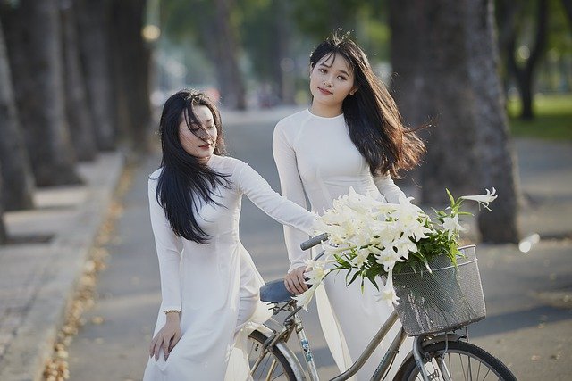 Безкоштовно завантажити жінки ao dai bicycle girls friends безкоштовне зображення для редагування за допомогою безкоштовного онлайн-редактора зображень GIMP