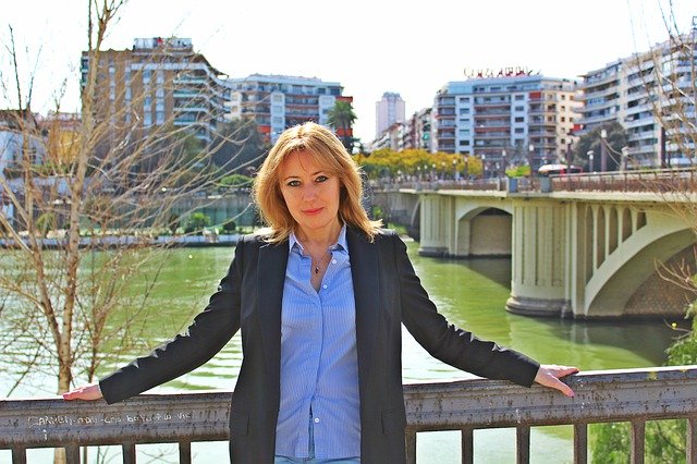 Безкоштовно завантажте Women Bridge River - безкоштовну фотографію чи зображення для редагування за допомогою онлайн-редактора зображень GIMP