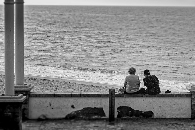 تنزيل Women Seashore Sitting مجانًا - صورة أو صورة مجانية ليتم تحريرها باستخدام محرر الصور عبر الإنترنت GIMP