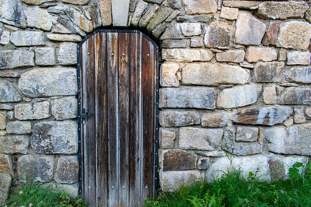 Descarga gratuita Wooden Door Stone Wall: foto o imagen gratuita para editar con el editor de imágenes en línea GIMP