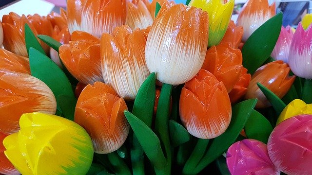 Muat turun percuma Wooden Tulips Artificial Flowers - foto atau gambar percuma untuk diedit dengan editor imej dalam talian GIMP