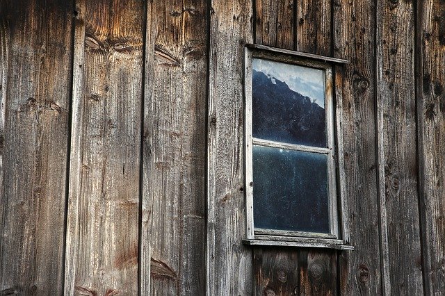 Descarga gratuita Wooden Windows Wood Shed Ruin: foto o imagen gratuita para editar con el editor de imágenes en línea GIMP