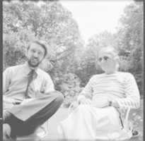 Descarga gratuita [6 retratos de Walker Evans y un hombre no identificado sentado afuera] foto o imagen gratis para editar con el editor de imágenes en línea de GIMP