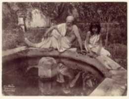 Téléchargement gratuit [Homme âgé et jeune garçon à la fontaine du jardin, Sicile, Italie] photo ou image gratuite à éditer avec l'éditeur d'images en ligne GIMP