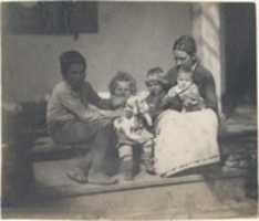 دانلود رایگان [Frances Crowell with Unidentified Boy, Katie, James, and Frances Crowell] عکس یا تصویر رایگان برای ویرایش با ویرایشگر تصویر آنلاین GIMP