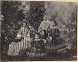 Téléchargement gratuit [Dame assise en robe rayée avec quatre petites filles] photo ou image gratuite à éditer avec l'éditeur d'images en ligne GIMP