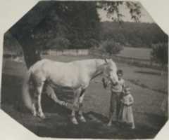 Descarga gratuita de [Thomas Eakinss Horse Billy and Two Crowell Children at Avondale, Pennsylvania] foto o imagen gratis para editar con el editor de imágenes en línea GIMP