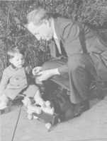 تنزيل مجاني 1937 02 21 London Robert C Bassler With Grandfather Ray S. Bassler صورة مجانية أو صورة لتحريرها باستخدام محرر صور GIMP عبر الإنترنت