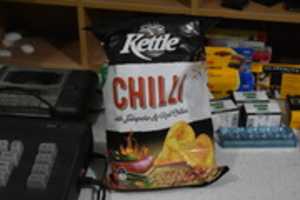 Descarga gratuita Una foto o imagen de una bolsa de papas fritas Kettle para editar con el editor de imágenes en línea GIMP