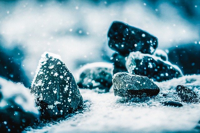 Descarga gratuita de imágenes gratuitas de invierno con rocas de nieve generadas por IA para editar con el editor de imágenes en línea gratuito GIMP