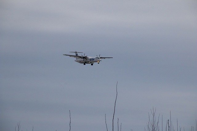 Free download airplane aviation atr 72 landing free picture to be edited with GIMP free online image editor