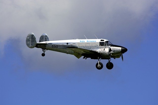 Bezpłatne pobieranie darmowego zdjęcia latającego śmigła samolotu do edycji za pomocą bezpłatnego edytora obrazów online GIMP
