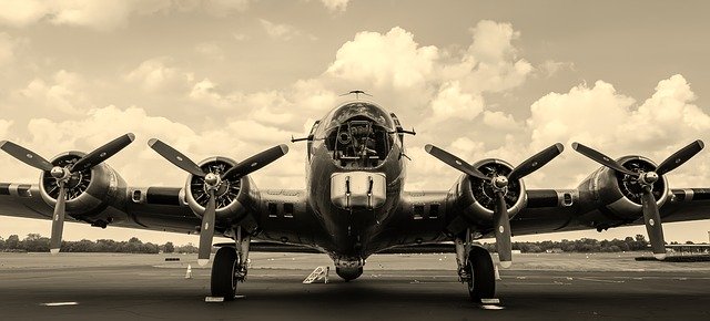 Baixe gratuitamente a imagem gratuita do avião da segunda guerra mundial em sépia para ser editada com o editor de imagens on-line gratuito do GIMP