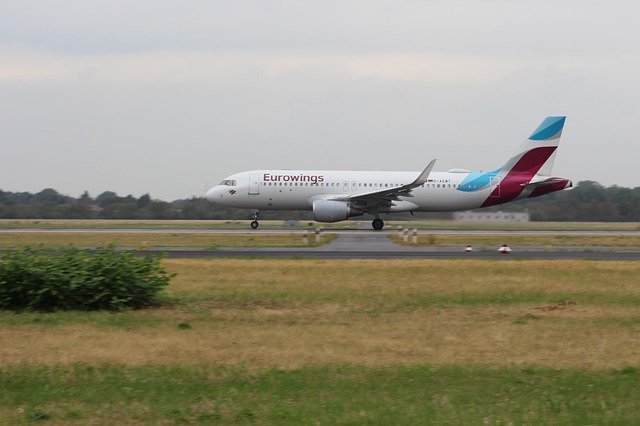 Bezpłatne pobieranie lotniska eurowings latać samolotem darmowe zdjęcie do edycji za pomocą bezpłatnego internetowego edytora obrazów GIMP
