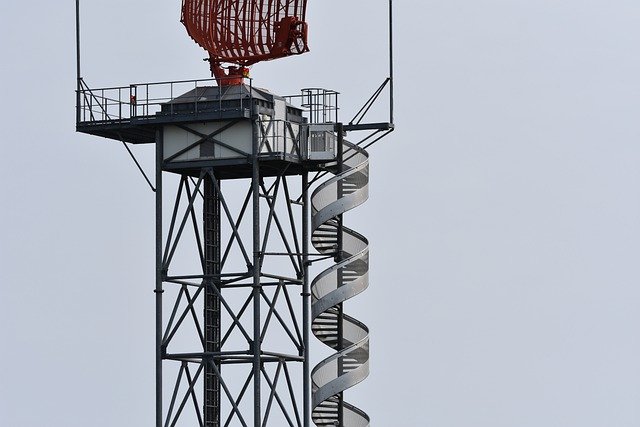 Bezpłatne pobieranie radaru lotniskowego na lotnisku Darmowe zdjęcie do edycji za pomocą bezpłatnego internetowego edytora obrazów GIMP