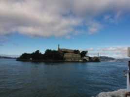無料ダウンロード Ai WeiWei rocks Alcatraz 無料の写真または画像を GIMP オンライン イメージ エディターで編集