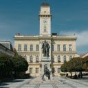 A large building with a statue in the middle  screen for extension Chrome web store in OffiDocs Chromium