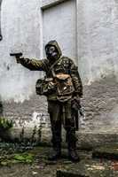 ດາວໂຫຼດຟຣີ Apocalypse Survivor with Handgun - ຮູບພາບ ຫຼືຮູບພາບທີ່ບໍ່ເສຍຄ່າເພື່ອແກ້ໄຂດ້ວຍ GIMP ບັນນາທິການຮູບພາບອອນໄລນ໌