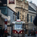 Un ecran cu un tramvai roșu și alb pe o stradă a orașului pentru extensia Magazin web Chrome în OffiDocs Chromium